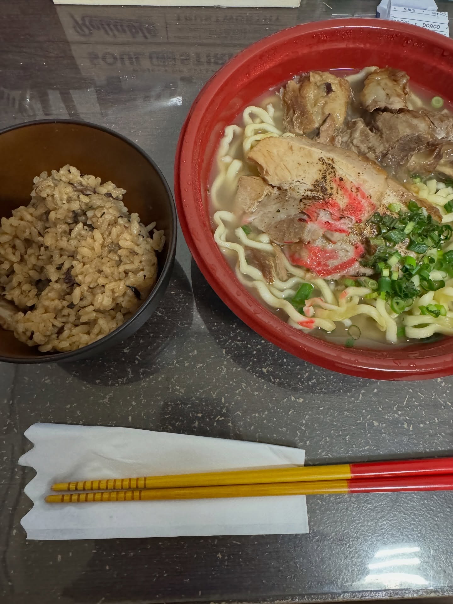 沖縄の年越しそばは
沖縄そばなんです🍜
今年のそばはアクアマリンスタッフが
ヘビーユースしている
@tomari.soba さんの年越しそば✨
お祝い事に必ず供されるじゅーしーも👍
今年も残りわずかとなりましたが
皆さま良いお年を🙌
⁡
 #ダイビングスクール  #年越しそば  #沖縄の年越しそばは沖縄そば  #アクアマリン