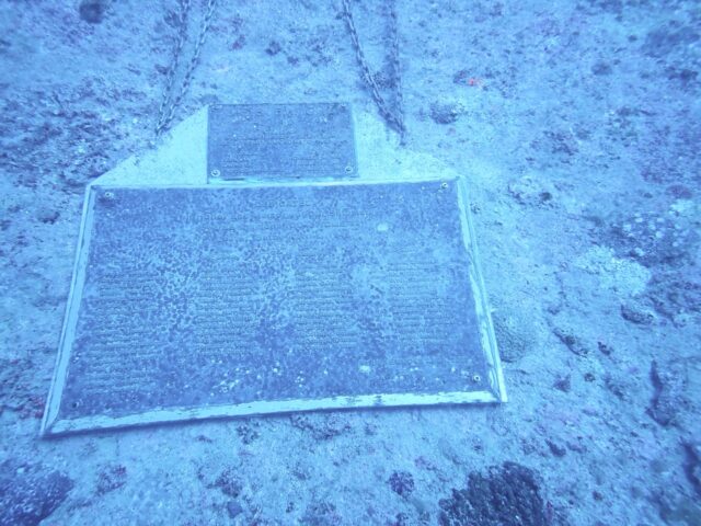 金沢からのゲストとU.S.S.エモンズへ。
おそらく日本の沈船ポイントでも最大級。
約40mの海底でこの船だけ時が止まったかのよう。
古宇利島の沖のこの場所に沈んで約80年。
船体も少しずつ崩落してます。
あと何年この姿が見られるのか。
⁡
いつもここに来ると銘板に手を合わせてます🙏🏻
この船に特攻した日本軍の飛行機も近くにあります。
日米の英霊に。
⁡
 #沖縄旅行  #ダイビング旅行  #エモンズ  #沈船  #ダイビングスクール